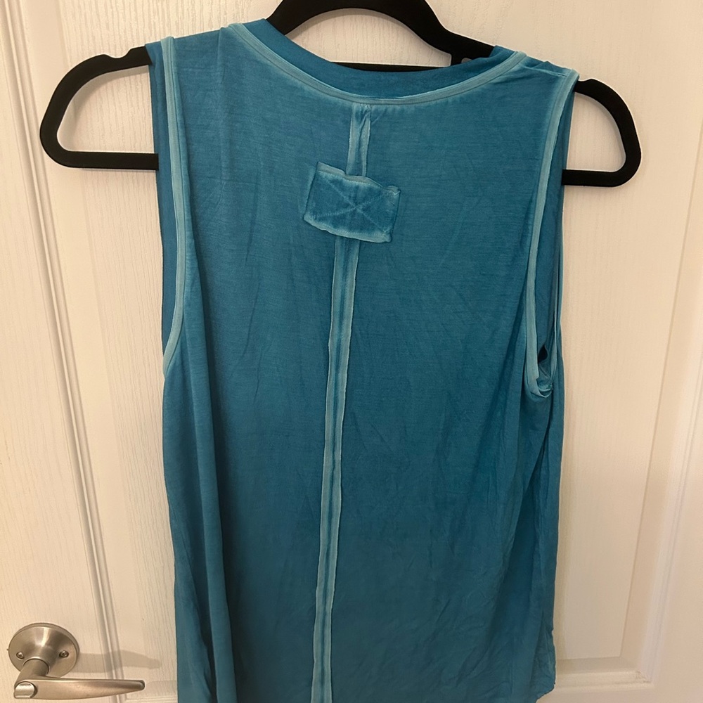 La Miel vneck tank. Pretty teal color. Size small. - Picture 2 of 3